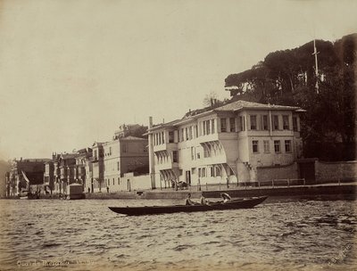 Edifícios ao longo da Baía de Tarabya, no Mar de Mármara, Turquia de Guillaume Berggren