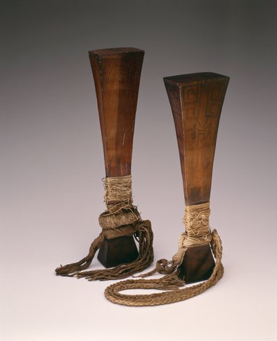 Dois clubes de guerra, provavelmente do século XIX (madeira) de Guinean New