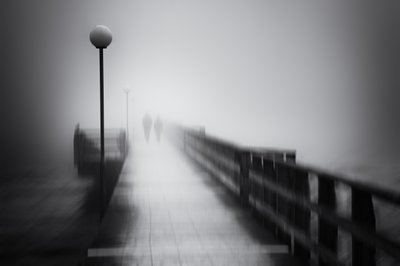 Passeio misterioso pelo cais enevoado de Gustav Davidsson