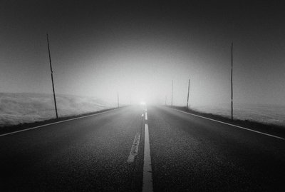 Estrada misteriosa e enevoada de Gustav Davidsson