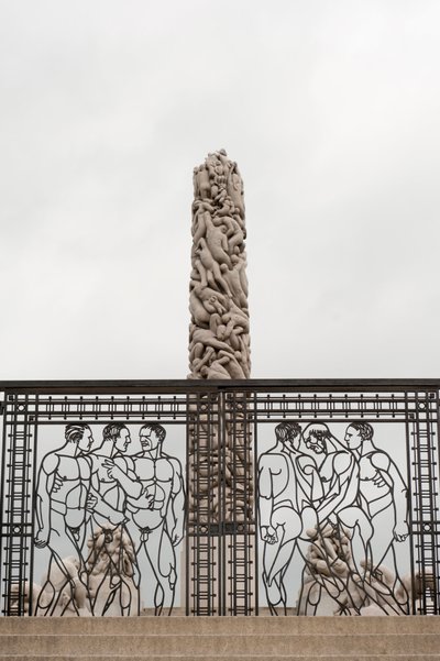 Portões de ferro forjado" Homens nus" e o "People Monolith" feito de granito em Frogner Park, Oslo, Noruega (foto) de Gustav Vigeland