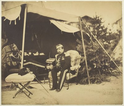Oficiais sentados em uma tenda, Camp de Châlons, 1857. de Gustave Le Gray