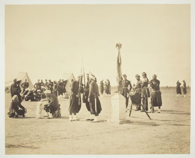 A bandeira hasteada do Regimento Zouave, Camp de Châlons, 1857. de Gustave Le Gray