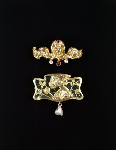 Um broche Art Nouveau de Gustave-Roger Sandoz, e um broche Art Nouveau de metal em forma de plique a jour e uma gota de pérola, broche dourado e pedras preciosas, c.1900 (broches dourados, pedras preciosas) de Gustave Roger Sandoz