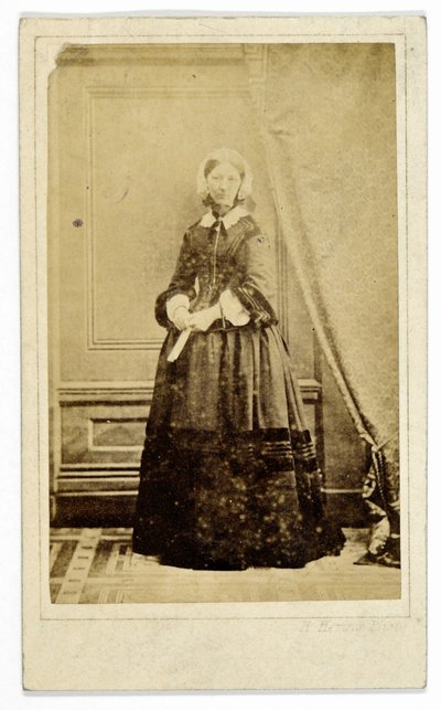Cartão de visita de Florence Nightingale, c.1858 (foto do bw) de H. Hering