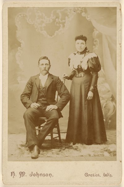 [Casal não identificado: homem de bigode sentado, mulher de pé]. de H. M. Johnson
