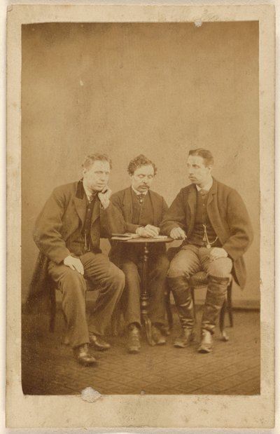 [Três homens não identificados, sentados]. de H. Tollerton