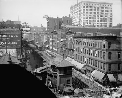 Ferrovia elevada, Wabash Avenue, Chicago, Illinois, c.1900-10 (foto em preto e branco) de Hans Behm