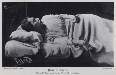 Feito à Morte, Elizabeth Ryan morta no Newcastle Workhouse (foto a p/b) de Harold Hume Piffard
