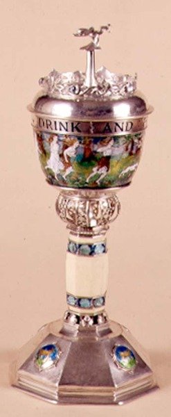 Taça e capa, ornamento aplicado com haste de marfim, c.1905-09 (prata e esmalte) de Harold Stabler