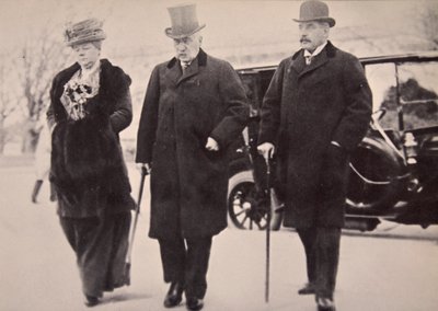 John Pierpont Morgan com o seu filho e filha a frequentar a Money Trust Investigation (foto sépia) de Harris & Ewing