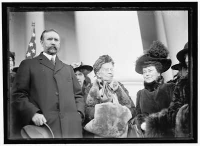 Miss Belva Ann Lockwood, com o Senador Southerland de Harris & Ewing