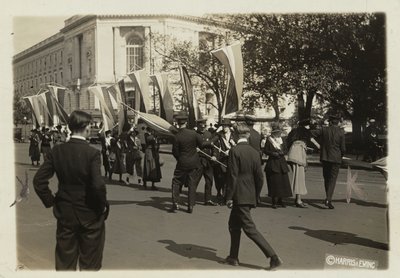 A polícia apreende as bandeiras dos sufragistas antes de chegarem ao Senado dos Estados Unidos de Harris & Ewing
