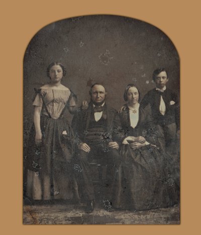 Retrato em grupo de uma família não identificada de Harrison and Hill