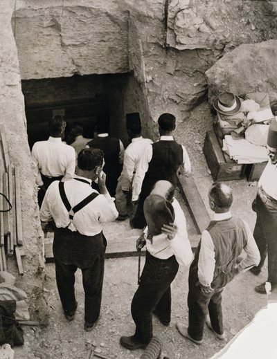 Uma festa descendo as escadas para o Túmulo de Tutancâmon, Vale dos Reis de Harry Burton