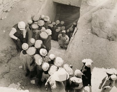 Fechando o Túmulo de Tutancâmon, Vale dos Reis, fevereiro de 1923 (impressão em prata de gelatina) de Harry Burton