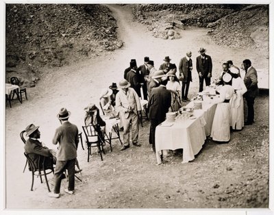 Distintos visitantes tomando refrescos perto do Túmulo de Tutankhamun na abertura da câmara interior, Vale dos Reis de Harry Burton