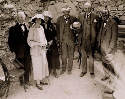 Howard Carter (1873-1939) e um grupo de europeus de pé ao lado das escavações do Túmulo de Tutankhamun, Vale dos Reis (impressão em prata gelatina) de Harry Burton