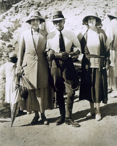 Da esquerda para a direita: Lady Somerleyton, Coronel Watson Pasha e o Exmo. Lady Alexander no Túmulo de Tutancâmon, Vale dos Reis de Harry Burton