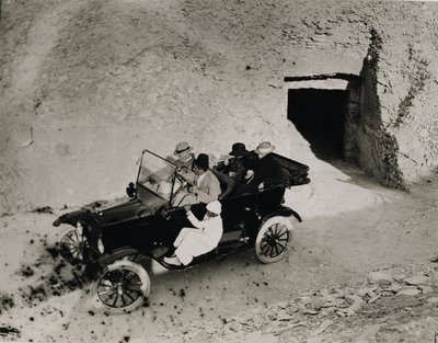 Primeira visita de Lord Carnarvon ao Vale dos Reis: Lord Carnarvon (1866-1923) e festa em um automóvel de Harry Burton