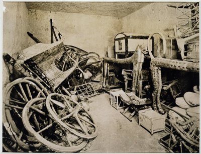 Vista da antecâmara da Tumba de Tutankhamun olhando para sul, Vale dos Reis, Novembro de 1922 (impressão em prata gelatina) de Harry Burton