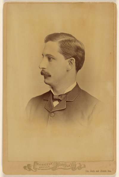 [Homem não identificado com bigode, de perfil]. de Harry F. Maneeley