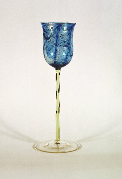 Cálice de vidro com uma tigela azul com inclusões douradas, feita para Powell & Sons, Whitefriars, Londres, c.1895 (vidro) de Harry James Powell