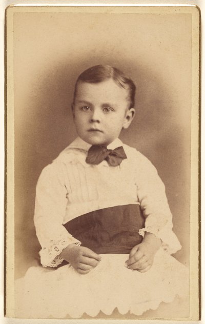 [Rapazinho não identificado com um laço, sentado] de Hastings and White and Fisher