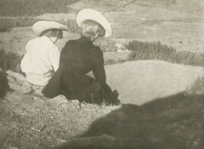 Campos em Birgitz (Hans e Mary sentado), c.1908 (impressão de bicromato de goma) de Heinrich Kuhn