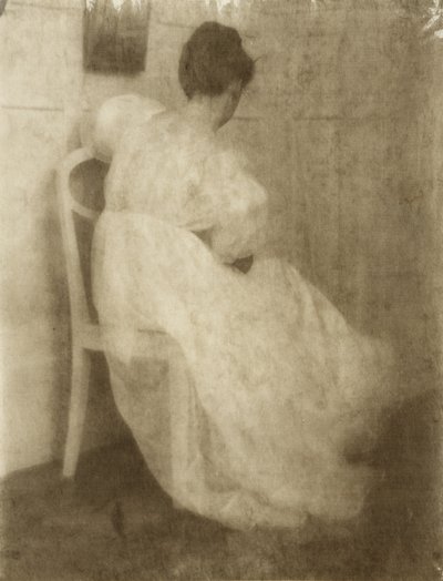 Mary Warner em uma cadeira branca, c.1910 (bicromato de goma sobre impressão de platina) de Heinrich Kuhn