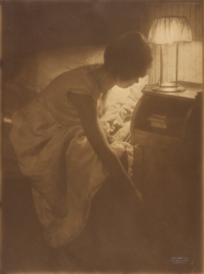 Miss Mary [Warner] na sua mesa de cabeceira de Heinrich Kuhn