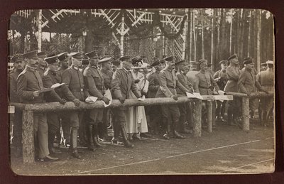 Primeira Guerra Mundial: a "Ucrânia nos anos 1914-1916 durante a invasão do exército alemão". Grupo de soldados (foto a p/b) de Heldenfriedhof Dsessentniki (attr. to)