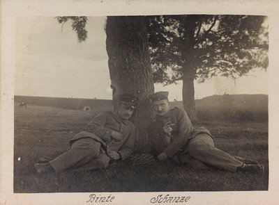 Primeira Guerra Mundial: a "Ucrânia nos anos 1914-1916 durante a invasão do exército alemão". Dois soldados em um momento de descontração (foto a p/b) de Heldenfriedhof Dsessentniki (attr. to)