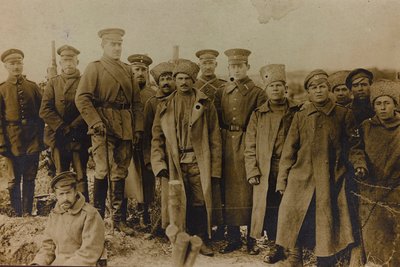 Primeira Guerra Mundial: a "Ucrânia nos anos 1914-1916 durante a invasão do exército alemão". Grupo de soldados (foto a p/b) de Heldenfriedhof Dsessentniki (attr. to)