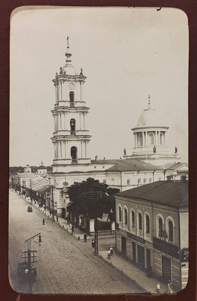 Primeira Guerra Mundial: a "Ucrânia nos anos 1914-1916 durante a invasão do exército alemão". Vista de Sumy (foto a p/b) de Heldenfriedhof Dsessentniki (attr. to)