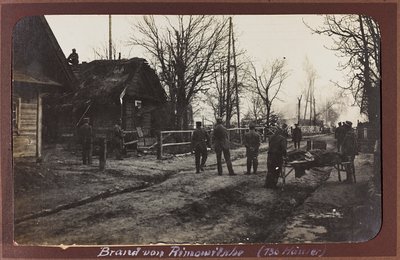 Primeira Guerra Mundial: a "Ucrânia nos anos 1914-1916 durante a invasão do exército alemão". Militares com um ferido (foto a p/b) de Heldenfriedhof Dsessentniki (attr. to)