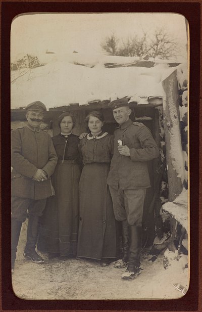 Primeira Guerra Mundial: a "Ucrânia nos anos 1914-1916 durante a invasão do exército alemão". Retrato do grupo (foto a p/b) de Heldenfriedhof Dsessentniki (attr. to)