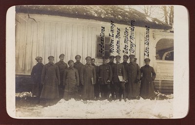 Primeira Guerra Mundial: a "Ucrânia nos anos 1914-1916 durante a invasão do exército alemão". Grupo de soldados (foto a p/b) de Heldenfriedhof Dsessentniki (attr. to)