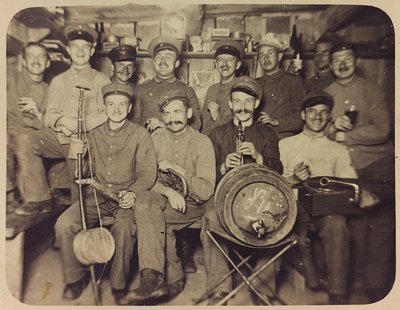 Primeira Guerra Mundial: a "Ucrânia nos anos 1914-1916 durante a invasão do exército alemão". Grupo de soldados durante um tempo de descanso (foto a p/b) de Heldenfriedhof Dsessentniki (attr. to)