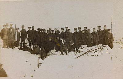 Primeira Guerra Mundial: a "Ucrânia nos anos 1914-1916 durante a invasão do exército alemão". Grupo de soldados (foto a p/b) de Heldenfriedhof Dsessentniki (attr. to)