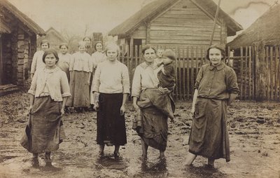 Primeira Guerra Mundial: a "Ucrânia nos anos 1914-1916 durante a invasão do exército alemão". Retrato de um grupo de mulheres com crianças (foto a p/b) de Heldenfriedhof Dsessentniki (attr. to)
