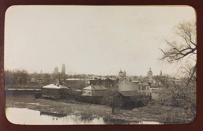 Primeira Guerra Mundial: a "Ucrânia nos anos 1914-1916 durante a invasão do exército alemão". Vista de Sumy (foto a p/b) de Heldenfriedhof Dsessentniki (attr. to)