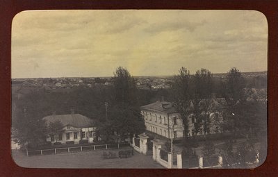Primeira Guerra Mundial: a "Ucrânia nos anos 1914-1916 durante a invasão do exército alemão". Vista de uma cidade (foto a p/b) de Heldenfriedhof Dsessentniki (attr. to)