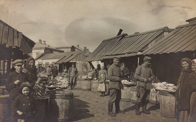 Primeira Guerra Mundial: a "Ucrânia nos anos 1914-1916 durante a invasão do exército alemão". Militares no mercado (foto a p/b) de Heldenfriedhof Dsessentniki (attr. to)