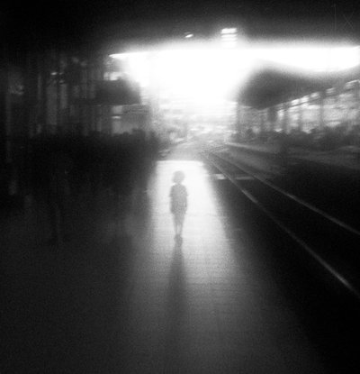 Criança na luz da estação de Hengki Lee