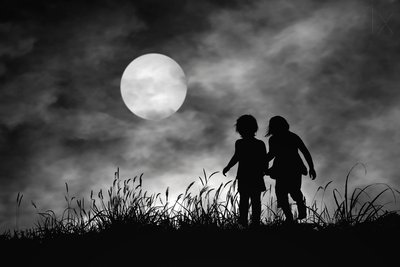 Silhuetas ao luar a caminhar de Hengki Lee