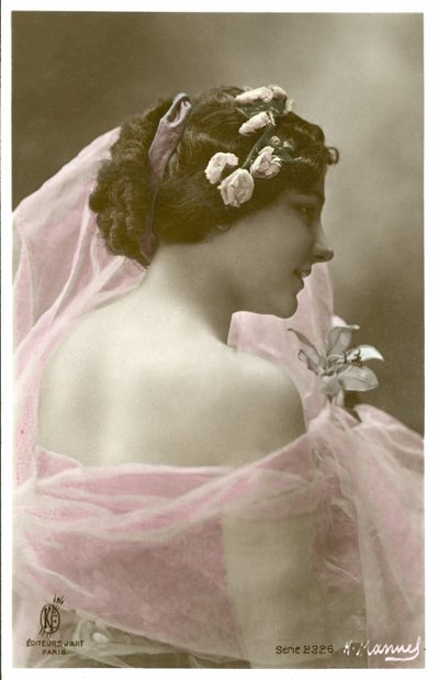 Mulher em lenço cor-de-rosa (foto a cores) de Henri (after) Manuel
