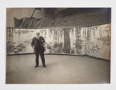 Claude Monet com a sua paleta em frente da sua obra "Les nymphéas de Henri (attr. to) Manuel