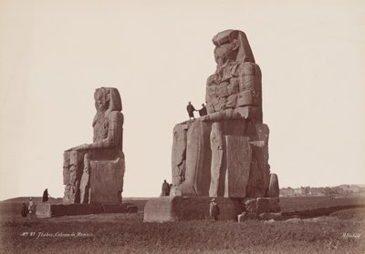 Tebas, Colossos de Memnon (Tebas, Colossos de Memnon),década de 1870 (foto) de Henri Béchard