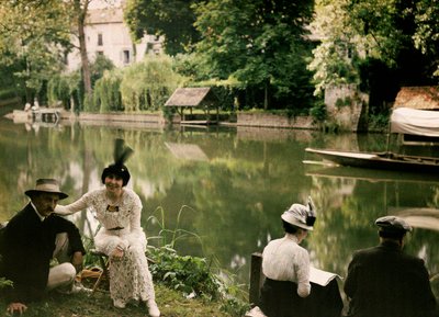 Refeição nas margens do rio em Montigny, França, c.1920-25 (autochrome) de Henri Chouanard